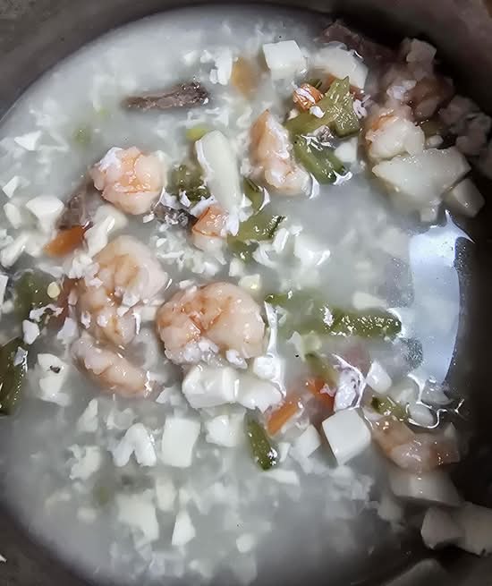 Tofu Soup with Assorted Seafood 海皇豆腐羹